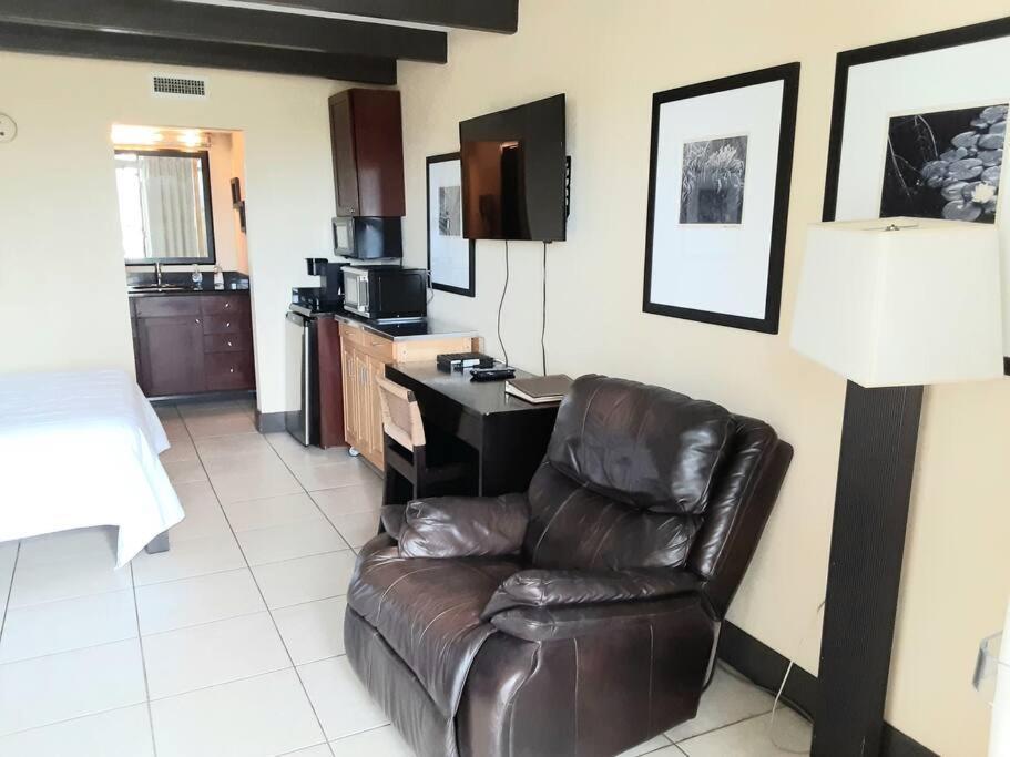 Beautiful One Bedroom Resort-Style Studio With Pool And Beach Access Ръскин Екстериор снимка